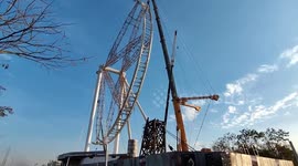 91 meter ferris wheel construction in São Paulo, Brazil