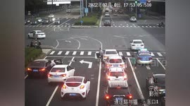 Motorists stop vehicles to save girl that fell out of car in China