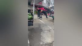 Chinese vendor builds makeshift hammock using just 1 piece of rope