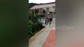 Elderly man builds ropeway in yard for grandson in northern China
