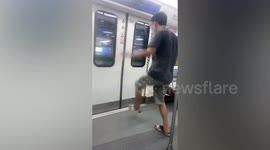Sound of the underground! Man dances enthusiastically on train in China