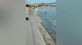 Man jumps into river to rescue girl being swept away by current in China