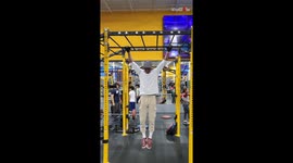 Man amazes everyone in gym by performing incredible aerial dance