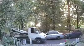 Truck collapses when Russian driver ploughs into overhanging tree