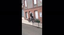 Cycling maestro shows an unconventional (and very risky) way of going downstairs