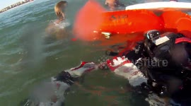 Paramotor pilot showing off at beach crashes into water (+ rescue)