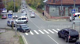 Car accident - driver crashes into curb to avoid collision with reckless driver (CCTV Video)