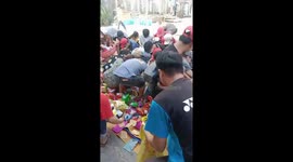 Strange custom of Worshiping souls in Vietnam where people compete for food