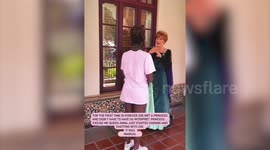 Young deaf girl was able to talk to a Disney princess for the first time by using sign language