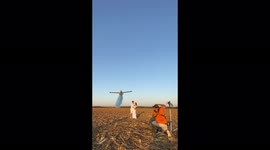Photographer uses plane to spray water with plane over the couple and reveal the sex of the baby during a photo shoot and at the end a beautiful rainbow with amazing photos.