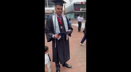 Man shocks girlfriend with surprise wedding proposal on his graduation day
