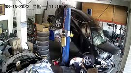 Mechanic avoids injuries after car falls off repair stand in China