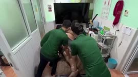 Five spine specialists give osteopathic massage to 170kg patient in Thailand