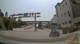 Road rage: moped rider yells at unaware rider after almost crashing at a blind turn (Dashcam Video)