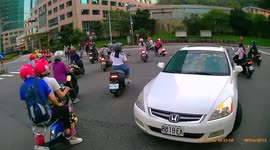 Idiot on the road: clueless driver gets swamped by a group of moped riders (Dashcam Video)