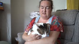 Hero cat saves owner who was having a heart attack by pounding its paws on her chest