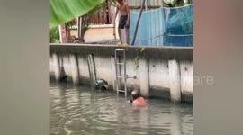 Hero passerby jumps into canal to save drowning youngster