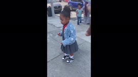 '5 y/o girl's mood INSTANTLY gets better after 'long-time' bestie surprises her 
'
