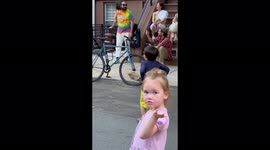 Yawn! Sassy 4-year-old girl is unimpressed with NYC street performer
