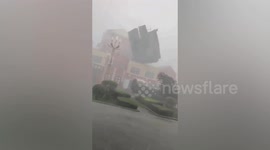 Powerful winds rip building’s roof off in northern China