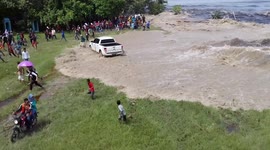 Incredible tidal bore hits village in Indonesia with unexpected power again (Part 3)