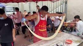 The man makes deep-fried cakes on the street of China, the food is very diverse