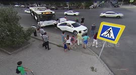 Pedestrians watch on as bus driver and motorist get into fight in Russia