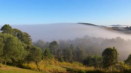 Stunning timelapse shows blanket of fog flowing over valley in Australia