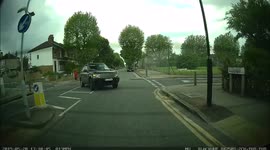 Range Rover driver gets annoyed by a learner, shows middle finger then overtakes and jumps out of his car to confront the learner car, the learner drives on