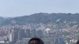 Fire fighting helicopter dumps water on mountain blaze in China