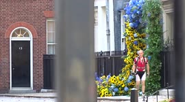 Stunning blue and yellow floral arch adorns 10 Downing Street for Ukraine Independence Day - London