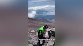 Food delivery boy hikes for six hours to take lunch to tourists on Mount Fuji in Japan