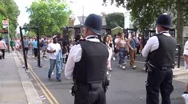 Crowds head to Notting Hill Carnival 2022 with security on their way