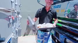 Broke Brit sells fried banana to drivers to survive in the Philippines