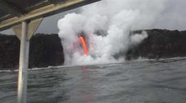 Incredible lava flow captured by tourists at the Kilauea volcano in 4K