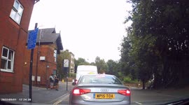 DASHCAM: Trant / Southern Water van drives over pavement to get past car waiting at lights in Southampton