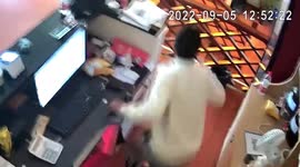 China earthquake: Restaurant clerk flees building as tremor shakes items off shelves