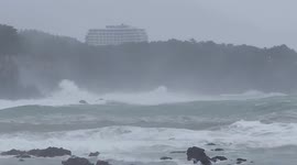 Approaching Typhoon Hinnamnor whips up huge waves on South Korea's Jeju Island