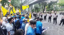 Indonesian students attempt to break through barbed wire over fuel price hike