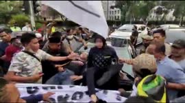 Refusing to increase fuel prices Protesters stop state service cars in Central Jakarta