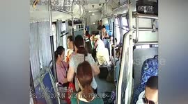 老人携带货物乘公交车被一乘客踹下车