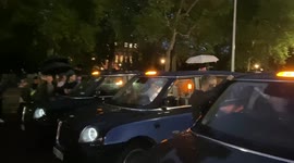 Taxi drivers pay tribute to Queen Elizabeth II outside Buckingham Palace