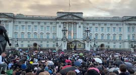Newsflare Edit - Crowds gather outside Buckingham Palace as Queen Elizabeth II dies, aged 96