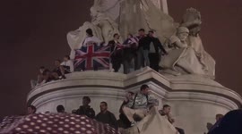 Mourners dangerously climb Victoria Memorial outside Buckingham Palace after Queen’s death
