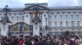 UK: Crowd Gathers At Buckingham Palace To Mourn Queen Elizabeth II