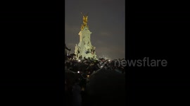 Emotional moment crowds of mourners sing '‘God Save the Queen’' outside Buckingham Palace, London