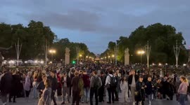 Square in front of Buckingham Palace in London, UK swarming with people