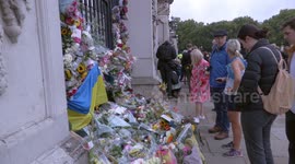 Mourners begin gathering outside London's Buckingham Palace as daylight breaks