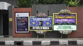 Indonesians place stunning floral displays to Queen outside British embassy