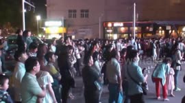 江苏街头求婚吸引500路人围观送祝福